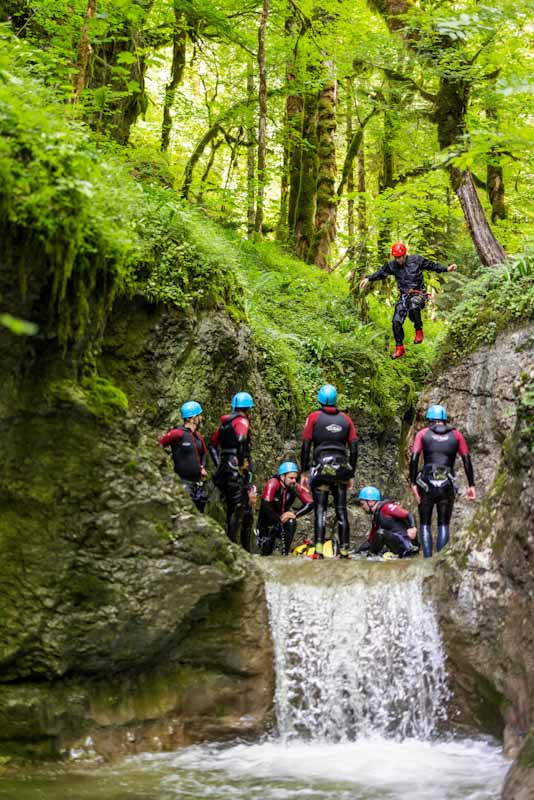 saut du Guide, diplômé d'état, dans une magnifique descente de canyoning dans le Jura: le canyon du Grosdar