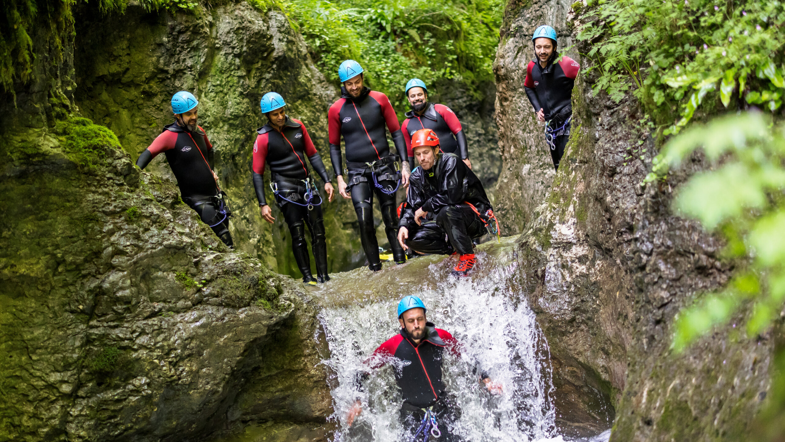 Enterrement de vie de garçon en canyoning dans le Jura. l'Eau fraiche et le beau temps sont au rendez-vous.